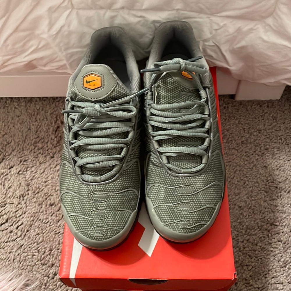 Kids air max plus se size 5Y